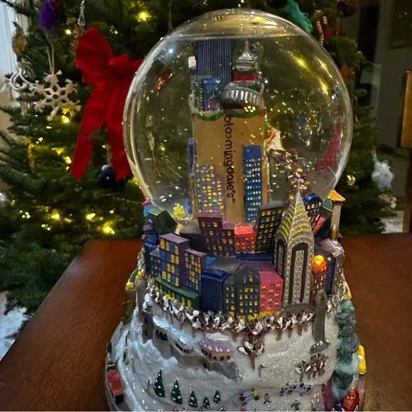 Bloomingdale's NYC Snowglobe/Music Box - Picture 6 of 11